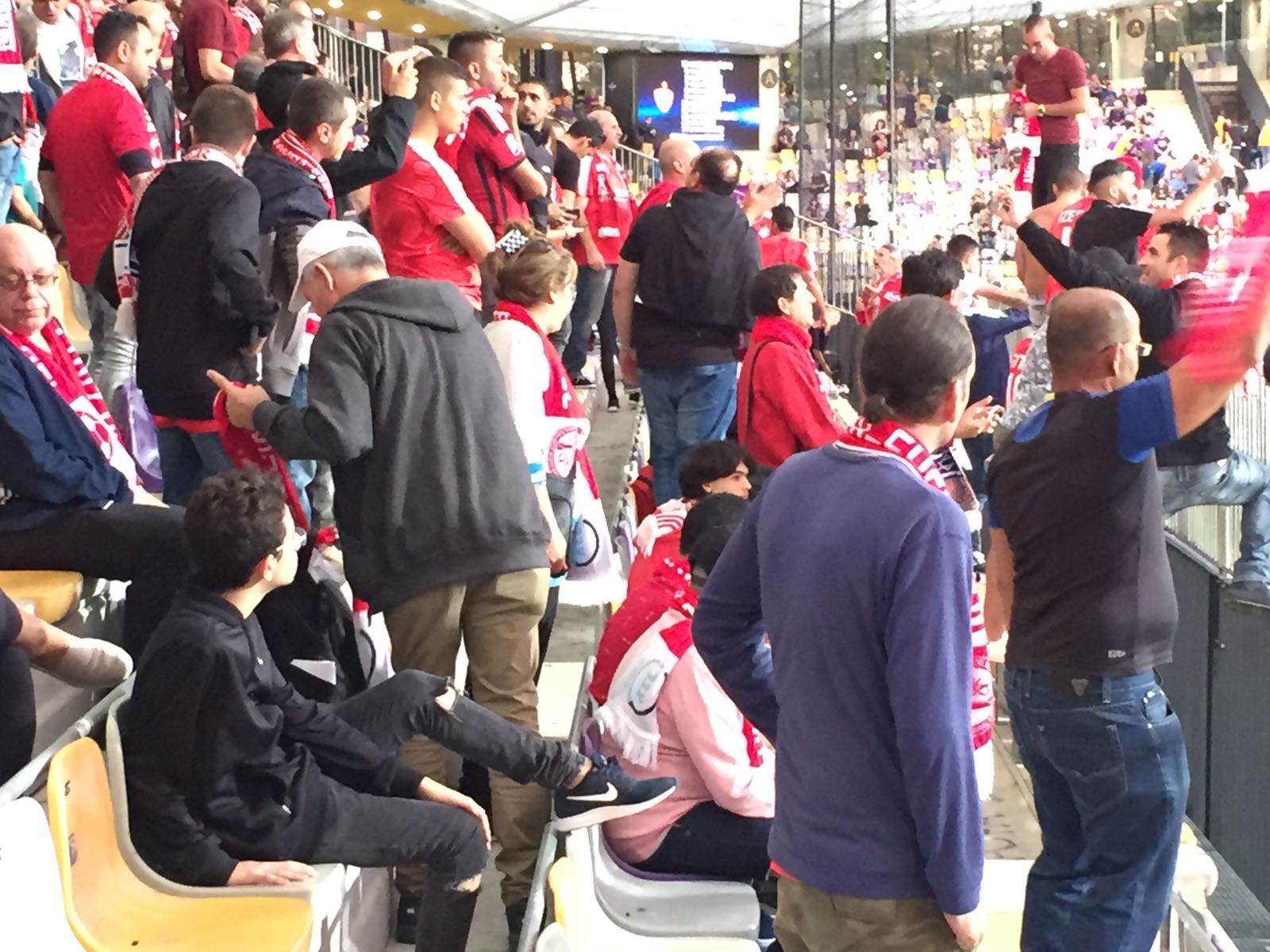 אוהדי באר שבע מתארגנים ביציע בסלובניה. קדימה הפועל! (צילום: אוריה רפאל)